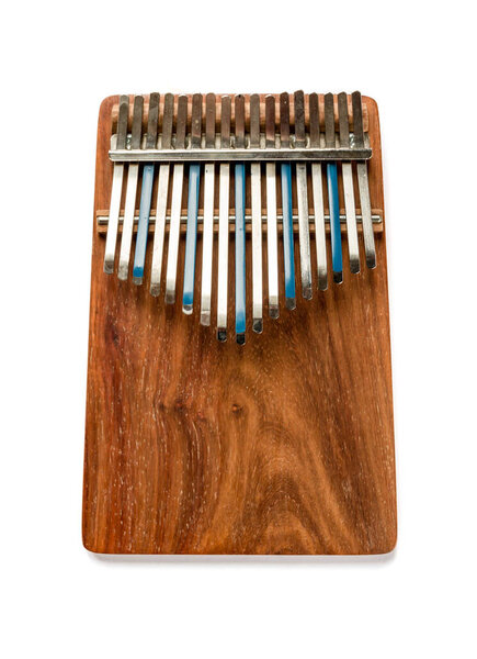 Традиционная деревянная калимба на белом фоне