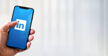 Paris - Fransa - 15 Mart 2022: Linkedin logolu iPhone akıllı telefonu. Yatay Pankart