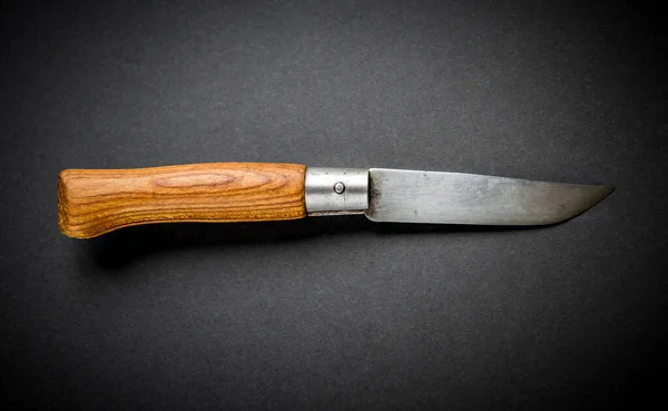 Traditionelles Hölzernes Taschenmesser Auf Schwarzem Hintergrund — Stockfoto