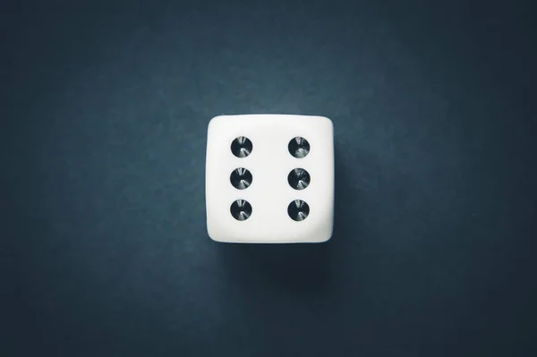 Dés Blancs Isolés Sur Fond Table Noire — Photo