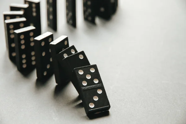 Black Dominoes Chain White Table Background Domino Effect Concept — Stock Photo, Image