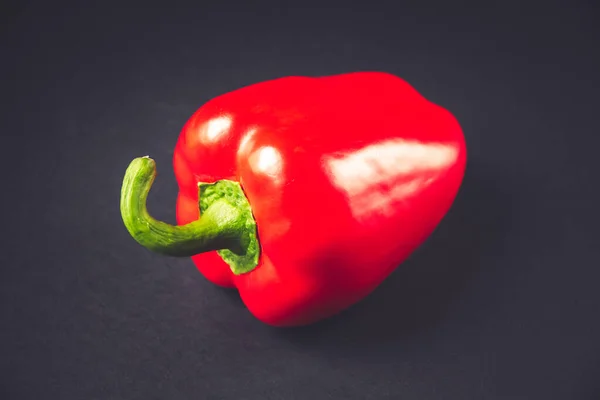 Φρέσκο Οργανικό Κόκκινο Bell Pepper Απομονωμένο Μαύρο Φόντο — Φωτογραφία Αρχείου