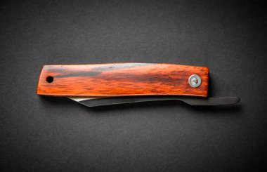 Geleneksel Japon higonokami çakısı siyah arka planda izole edilmiş.