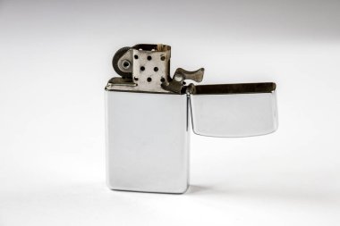 Beyaz arka planda izole edilmiş eski klasik klasik çakmak