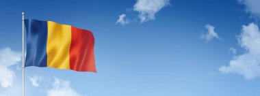 Romanya bayrağı, üç boyutlu, mavi gökyüzünde izole edilmiş. Yatay pankart. 3B illüstrasyon