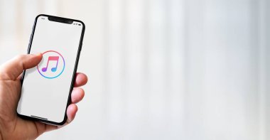 Paris - Fransa - 15 Mart 2022: iTunes logolu iPhone akıllı telefonu. Yatay Pankart
