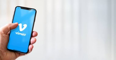 Paris - Fransa - 15 Mart 2022: Vimeo logolu iPhone akıllı telefonu. Yatay Pankart