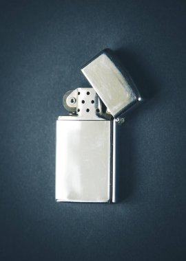 Koyu arkaplanda eski klasik bir çakmak