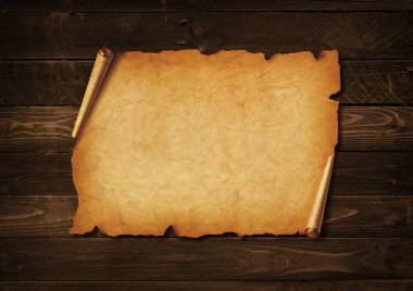 Eski ortaçağ kâğıtları. Tahta arka planda yatay parşömen parşömeni