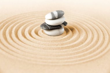 Siyah ve beyaz taşlar kum. Zen Japon bahçe arka plan sahne