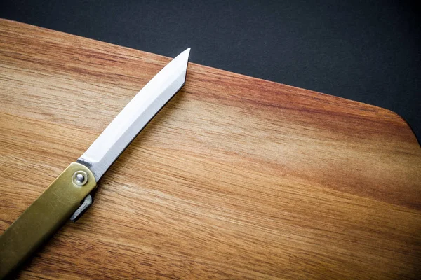 Coltello Tasca Giapponese Tradizionale Higonokami Tagliere Legno Fondo Nero — Foto Stock