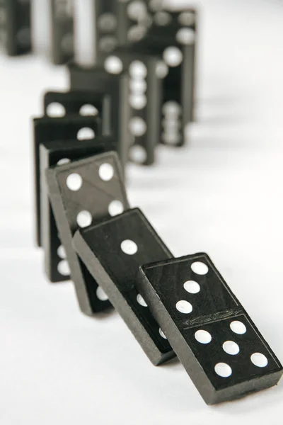 Catena Domino Nero Uno Sfondo Tavolo Bianco Concetto Effetto Domino — Foto Stock