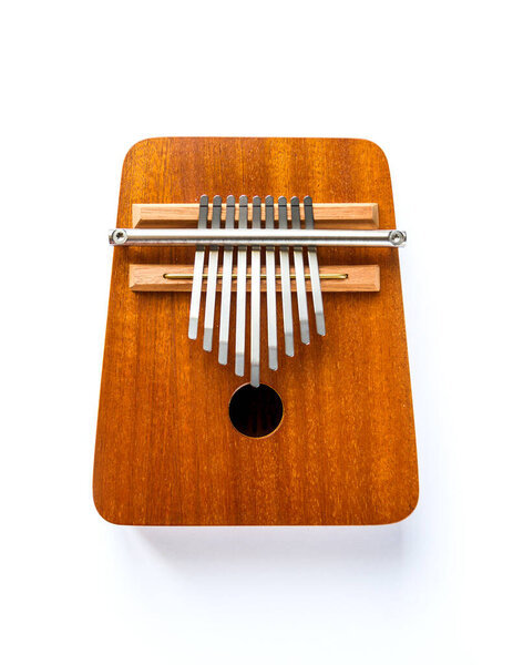 Традиционная деревянная калимба на белом фоне