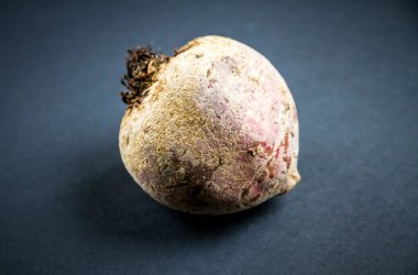 Siyah masa zemininde taze organik pancar kökü