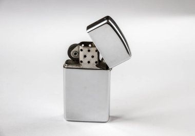 Beyaz arka planda izole edilmiş eski klasik klasik çakmak