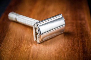 Ahşap bir arka planda eski klasik tıraş bıçağı.