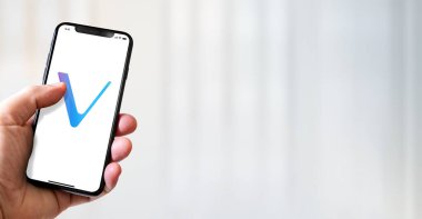 Paris - Fransa - 15 Mart 2022 Vechain kripto para birimi logosuna sahip iPhone akıllı telefonu. Yatay Pankart