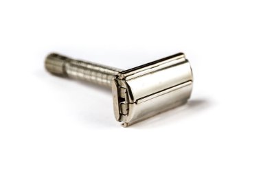 Beyaz arka planda izole edilmiş eski klasik tıraş makinesi.