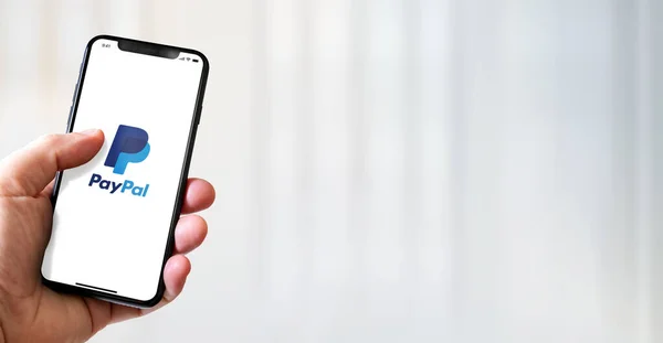 2022年3月15日 法国巴黎 手持带有Paypal标志的Iphone智能手机 横向横幅 — 图库照片