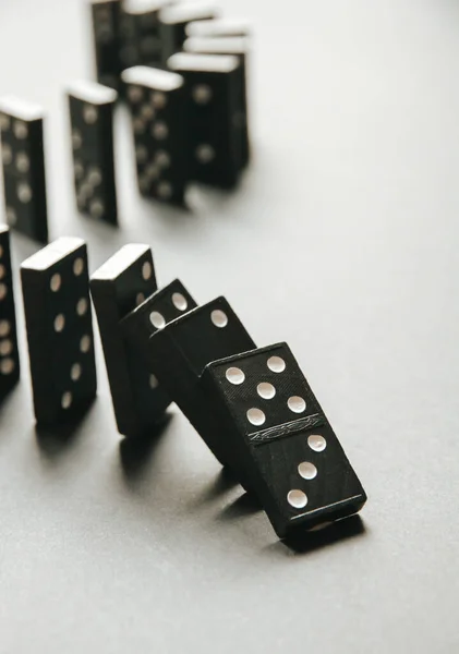 Chaîne Dominos Noirs Sur Fond Table Blanche Concept Effet Domino — Photo