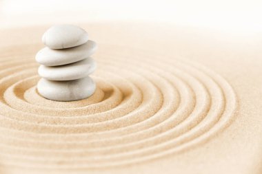 Beyaz taşlar kuma yığılır. Zen Japon bahçe arka planı