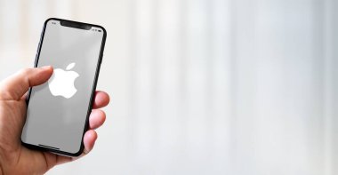 Paris - Fransa - 15 Mart 2022: Apple logolu iPhone akıllı telefonu. Yatay Pankart