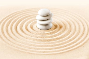 Beyaz taşlar kuma yığılır. Zen Japon bahçe arka planı