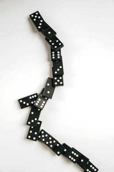 Beyaz Arka Planda Siyah Domino Taşları Zinciri Domino Etkisi Kavramı — Stok fotoğraf