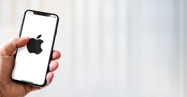 Paris - Fransa - 15 Mart 2022: Apple logolu iPhone akıllı telefonu. Yatay Pankart