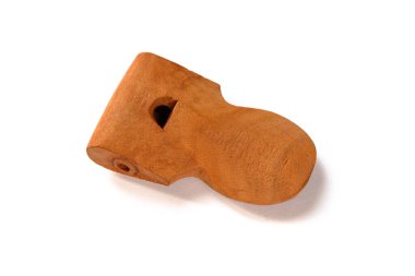 Geleneksel samba apito ıslığı beyaz arka planda izole edildi