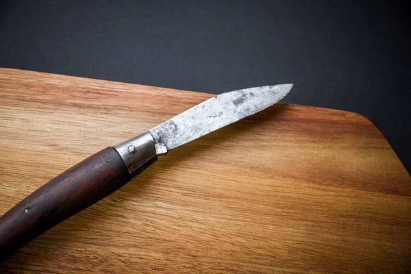 Tradiční Kapesní Nůž Dřevěné Řezací Desce Černé Pozadí — Stock fotografie