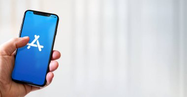 Paris - Fransa - 15 Mart 2022: App Store logosuna sahip iPhone akıllı telefonu. Yatay Pankart