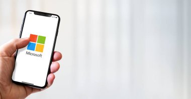 Paris - Fransa - 15 Mart 2022: Microsoft logolu iPhone akıllı telefonu. Yatay Pankart