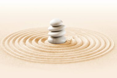 Beyaz taşlar kuma yığılır. Zen Japon bahçe arka planı
