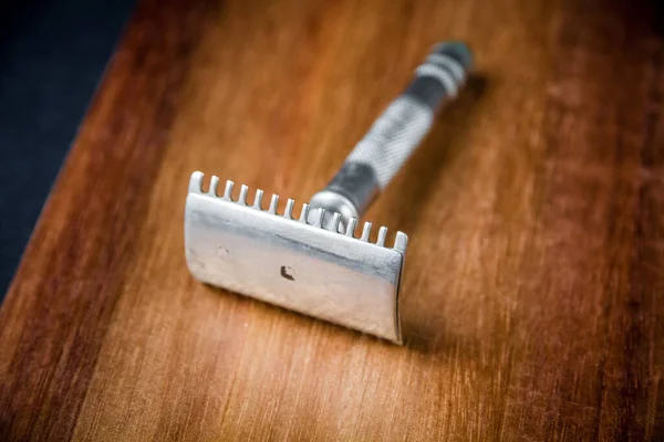 Ahşap Bir Arka Planda Eski Klasik Tıraş Bıçağı — Stok fotoğraf