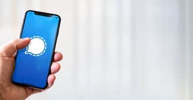 Paris - Fransa - 15 Mart 2022: Sinyal logolu iPhone akıllı telefonu. Yatay Pankart