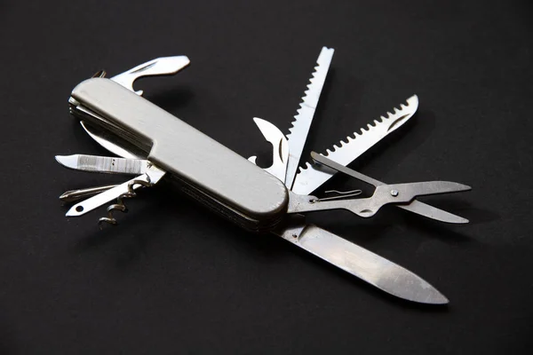 Металлический Швейцарский Нож Черном Фоне — стоковое фото