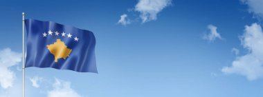 Mavi gökyüzünde izole edilmiş, üç boyutlu bir Kosova bayrağı. Yatay pankart. 3B illüstrasyon