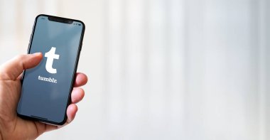 Paris - Fransa - 15 Mart 2022 Tumblr logolu iPhone akıllı telefonu. Yatay Pankart