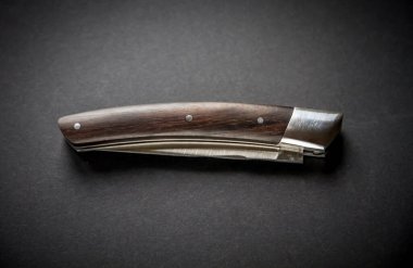 Siyah arka planda geleneksel ahşap çakı.