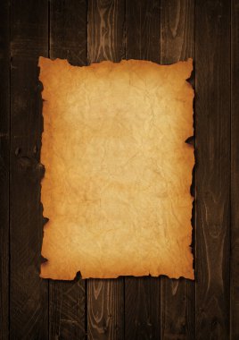 Eski ortaçağ kâğıtları. Parşömen parşömeni tahta arka planda izole edildi