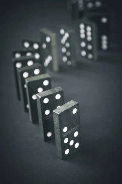 Chaîne Dominos Noirs Sur Fond Table Sombre Concept Effet Domino — Photo