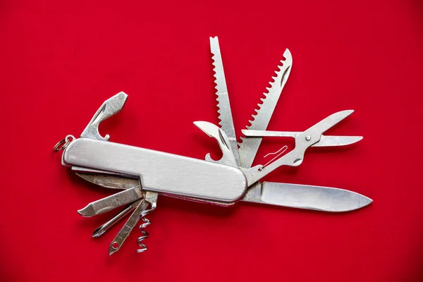 Metallisches Schweizer Messer Isoliert Auf Rotem Hintergrund — Stockfoto