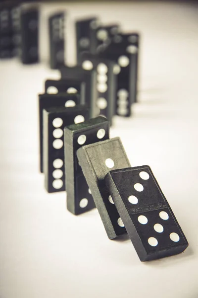 Chaîne Dominos Noirs Sur Fond Table Blanche Concept Effet Domino — Photo