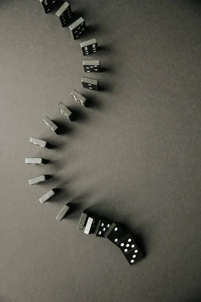 Chaîne Dominos Noirs Sur Fond Table Sombre Concept Effet Domino — Photo