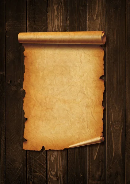 古老的中世纪纸页 在木板背景上隔离的羊皮纸卷轴 — 图库照片