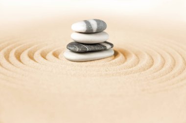 Siyah ve beyaz taşlar kum. Zen Japon bahçe arka plan sahne