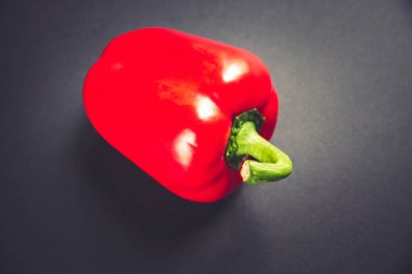 Taze organik kırmızı dolma biber siyah arkaplanda izole edilmiş.