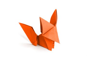 Turuncu kağıt tilki origamisi boş beyaz bir arkaplanda izole edildi.