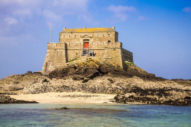 Fort du Petit Kalesi, Saint-Malo şehrindeki sahil ve deniz, Brittany, Fransa